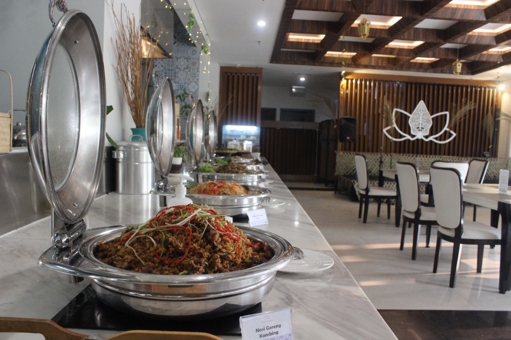 Dalam menyambut bulan suci Ramadan 1444H, Java Lotus Hotel mempersembahkan “Iftar Ramadan Buffet” dengan harga terjangkau untuk mengundang warga Jember  dapat berbuka puasa bersama dengan hiburan kesenian tradisional Jawa hampir setiap hari.

Harga Pantas! Hanya dengan Rp.99.000,- saja, publik bisa menikmati beragam menu lokal yang disajikan mulai dari pilihan di takjil corner, main buffet, 5 food stalls, dan beverage station.