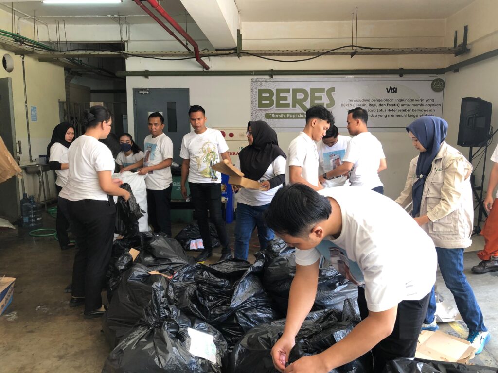 Penerapan “ilmu” pilah-pilih sampah juga dimulai dari masing- masing individu dan di tempat kerja membangun budaya peduli “limbah” –sampah padat, cair, organik, an-organik, B3-- dari setiap aktivitas yang dilakukan.