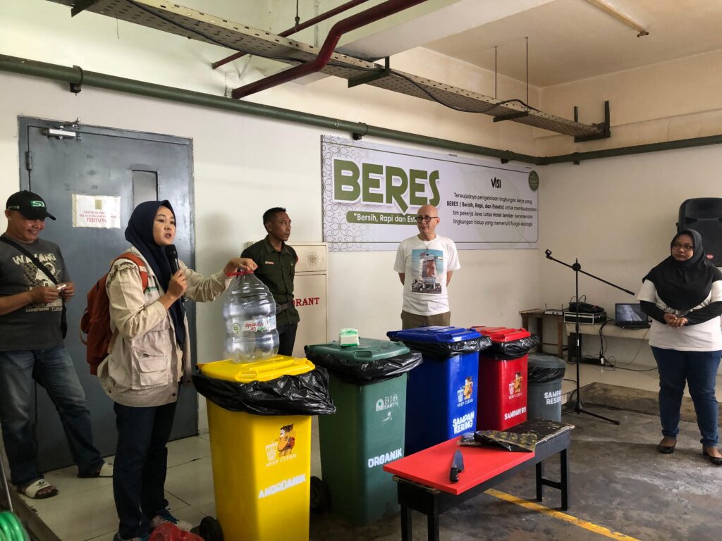 Penerapan “ilmu” pilah-pilih sampah juga dimulai dari masing- masing individu dan di tempat kerja membangun budaya peduli “limbah” –sampah padat, cair, organik, an-organik, B3-- dari setiap aktivitas yang dilakukan.