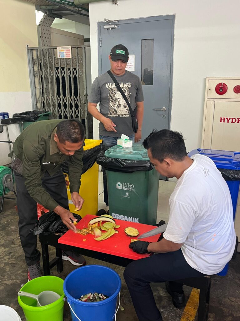 Penerapan “ilmu” pilah-pilih sampah juga dimulai dari masing- masing individu dan di tempat kerja membangun budaya peduli “limbah” –sampah padat, cair, organik, an-organik, B3-- dari setiap aktivitas yang dilakukan.