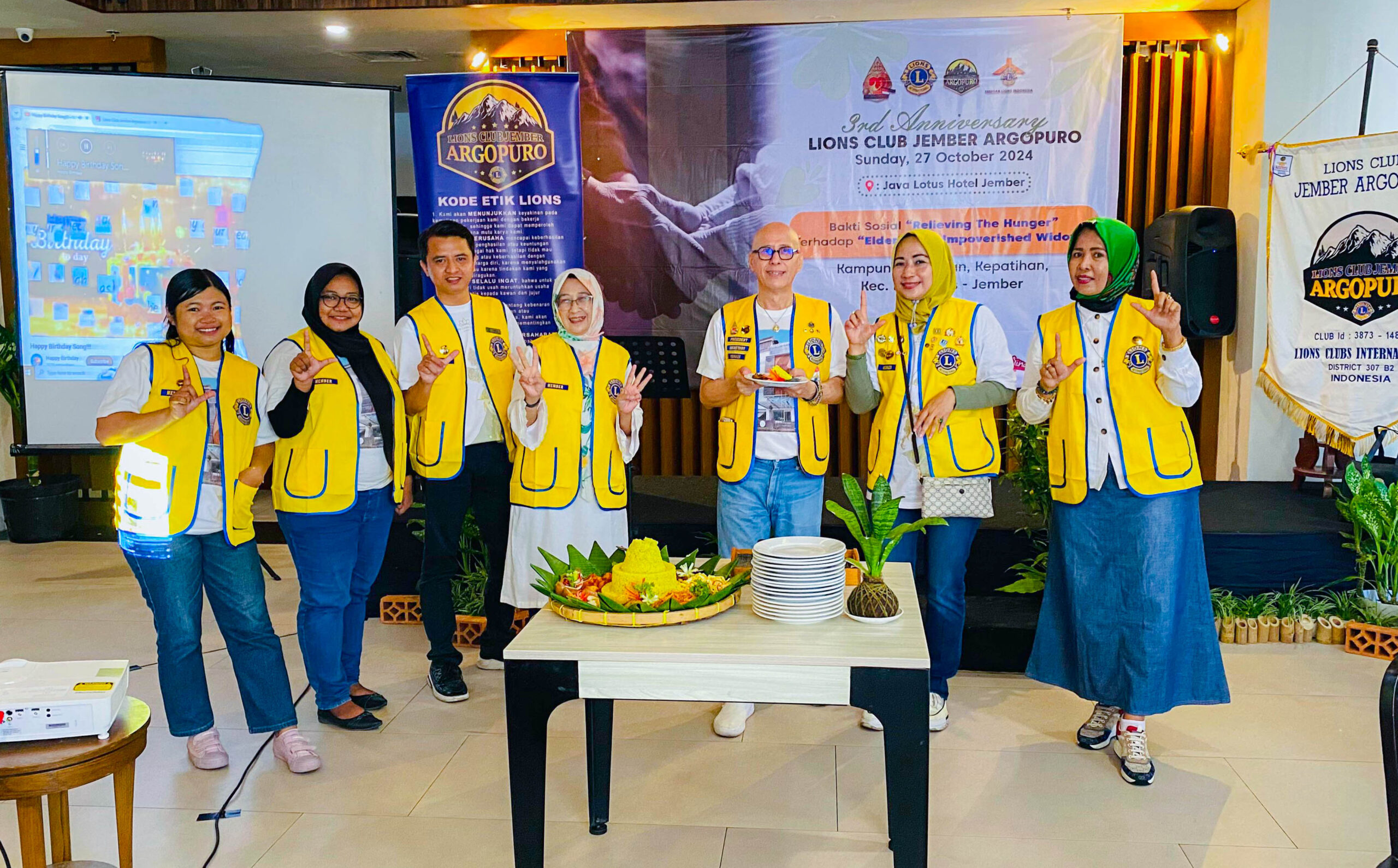 Jamuan Kasih Kolaborasi LCJA dan J-Lo Hotel JEMBER- Menandai HUT ke-3 Lions Club Jember Argopuro (LCJA) dan menuju pesta peringatan empat tahun Java Lotus (J-Lo) Hotel Jember, diselenggarakan jamuan kasih, makan siang bersama 25 orang lansia dan janda pra-sejahtera warga kampung Sawahan, kelurahan Kepatihan, Jember.