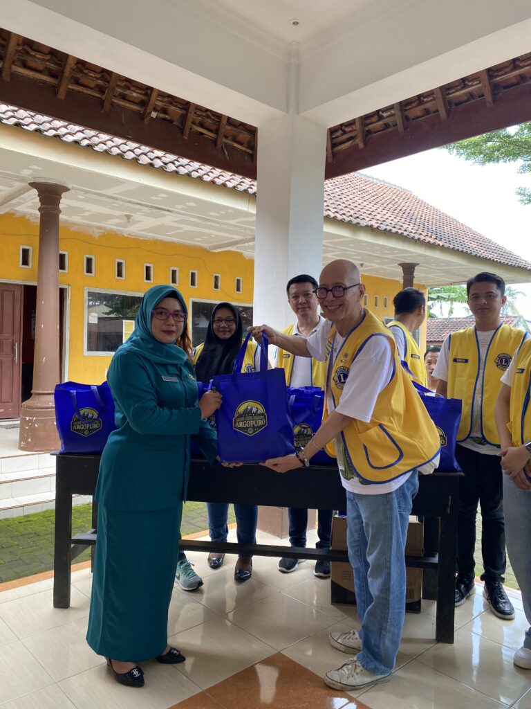 Bersama Perangi Stunting di Desa Wonojati Jember
Java Lotus Hotel Jember Berpartisipasi dalam Bakti Sosial Lions Club Jember Argopuro 
