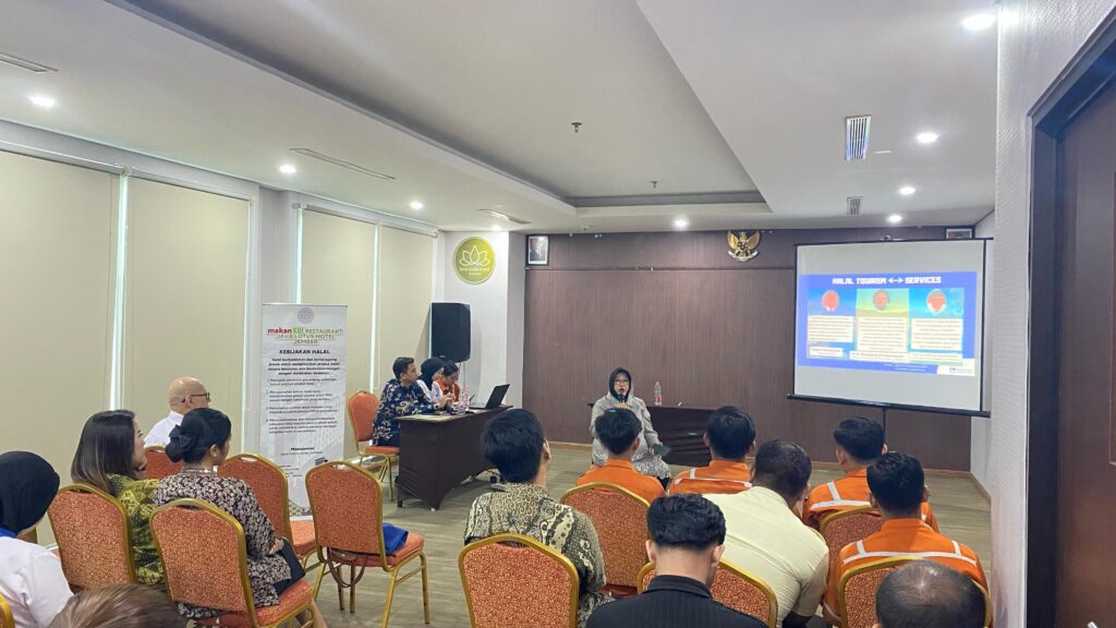 Sebagai narasumber, Ibu Hilda Sabri—yang juga merupakan Founder & Pemimpin Redaksi BisnisWisata.co.id serta Ketua Forum Dialog Pariwisata Halal (FDP Halal)—membagikan banyak insight strategis tentang pertumbuhan Halal Tourism di tingkat global. 