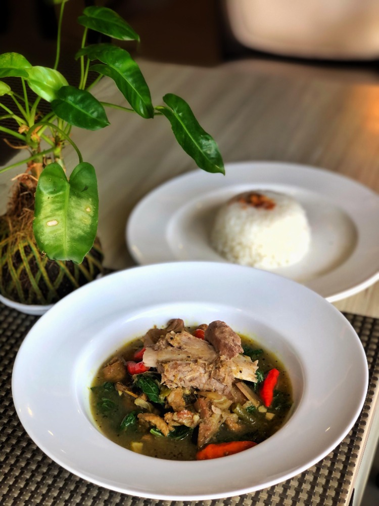 Java Lotus Hotel Jember, hotel modern minimalis di pusat kota dengan rooftop, kolam renang, menu halal, dan kenyamanan tanpa plus-plus.
Java Lotus Hotel Jember offers minimalist comfort in city center, with rooftop view, pool, halal food, and pure hospitality—no plus-plus.